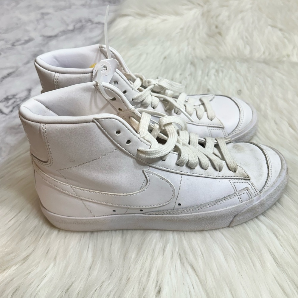 Nike Women's Blazer Mid '77 Vintage "Triple White" Sneakers Size 7.5